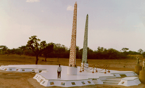 A l'entrée du Musée, la Dalle Africaine Sacrée du Quart Monde